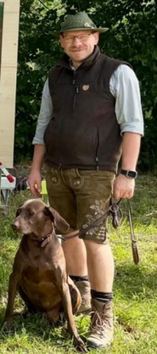 Martin Kiermeier, Beauftragter für Umweltbildung, mit seinem Jagdhund